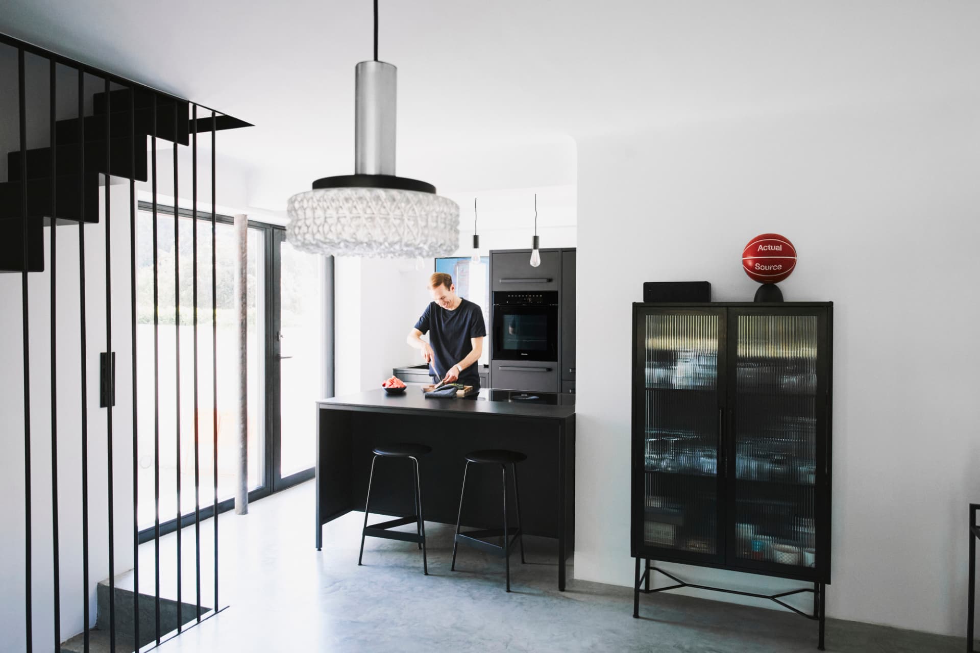 Kitchen-with-steel-frame-from-keep-in-black