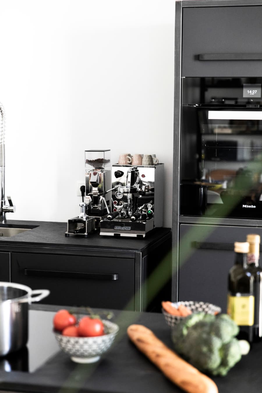 Siebträger Kaffemaschine neben freistehendem keep Hochschrank
