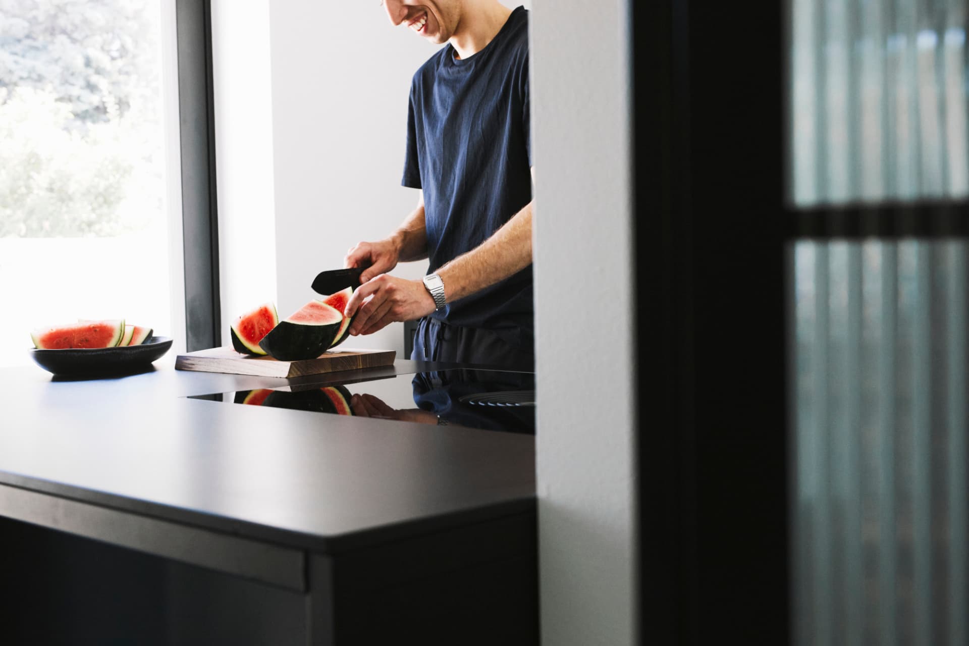 industrial-design-kitchen-with-steel-frame-from-keep-on-which-a-melon-is-sliced