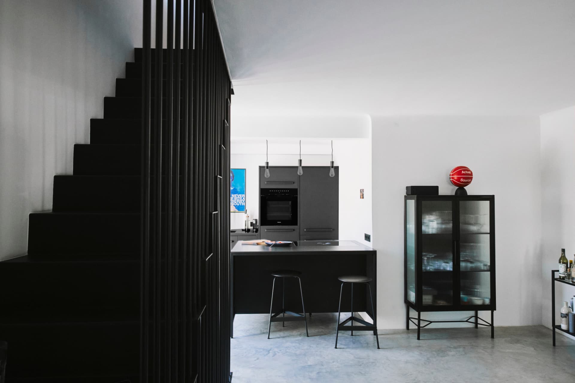 industrial-design-kitchen-from-keep-in-black-with-standing-steel-frames