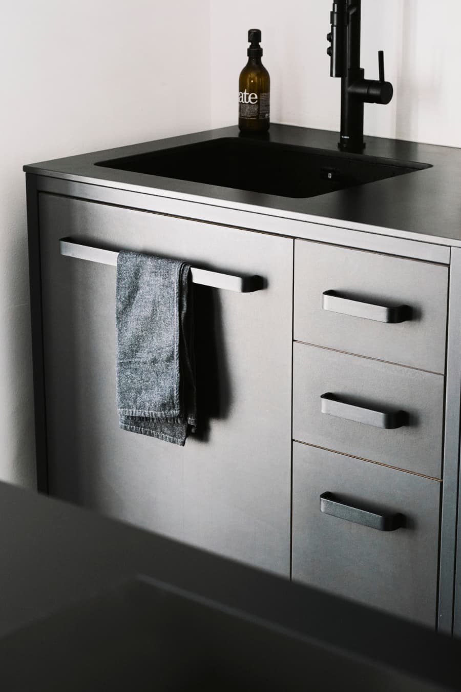 industrial-design-keep-kitchen-in-black-with-steel-frame